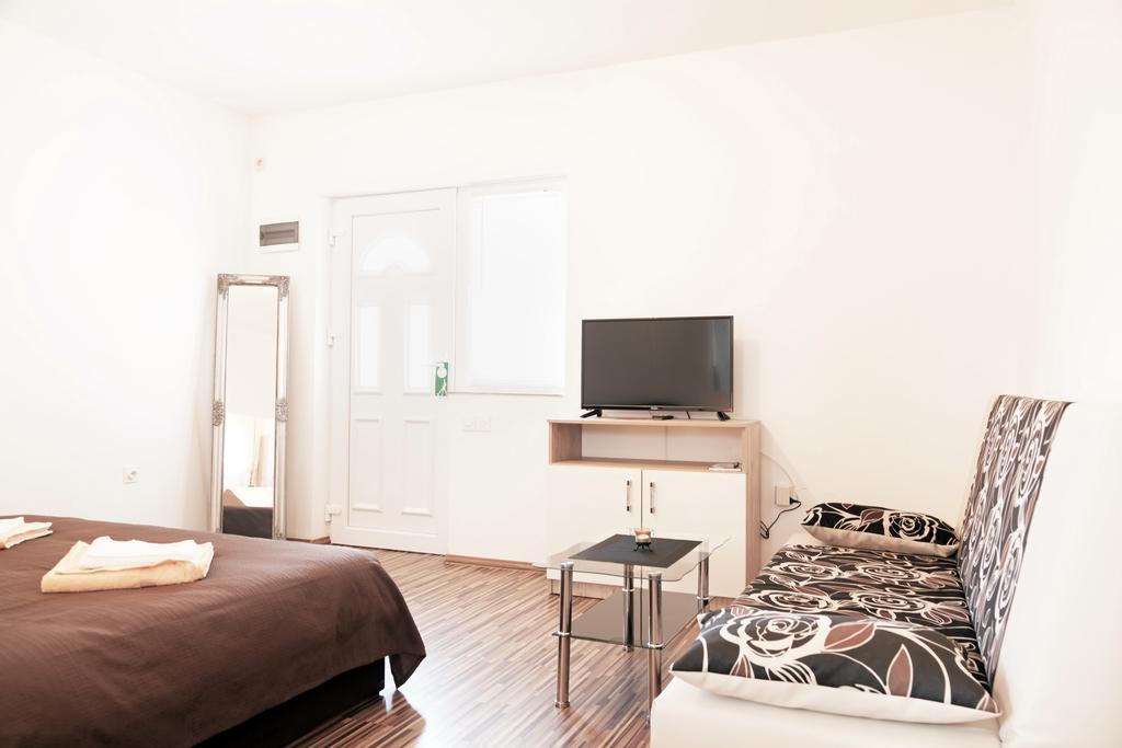 Apartment & Room Toma Smoljanac Bagian luar foto